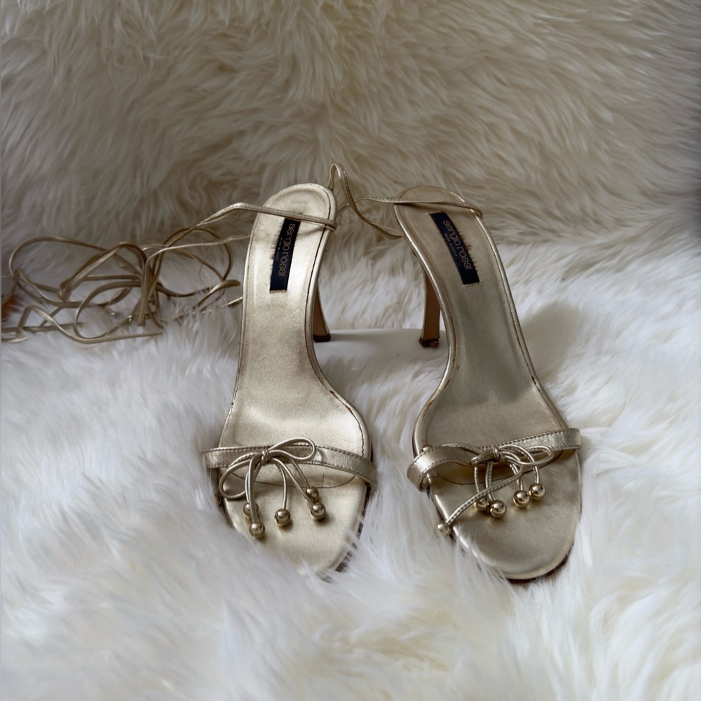 Adorable vintage Sergio Rossi gold ankle wrap up heels with bows